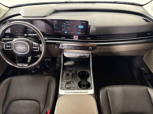Used 2025 Kia Carnival FWD image 34