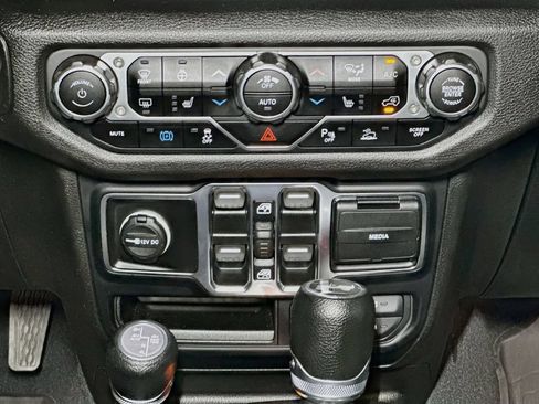Certified 2024 Jeep Wrangler Unlimited w/ Convenience Group AWD/4WD image 13