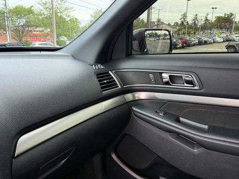 Used 2018 Ford Explorer XLT w/ Equipment Group 202A AWD/4WD image 22