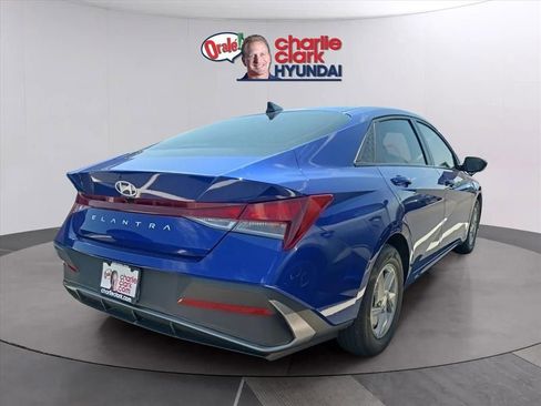 Used 2025 Hyundai Elantra SE FWD image 3