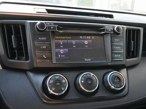 Used 2018 Toyota RAV4 LE image 17