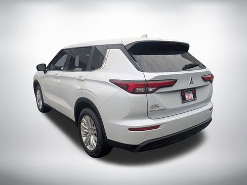 Used 2024 Mitsubishi Outlander ES FWD image 5