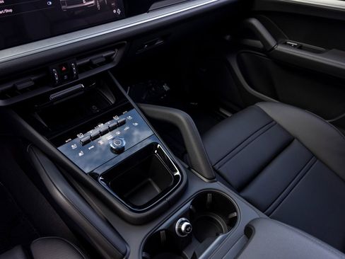 New 2026 Porsche Cayenne Coupe image 37