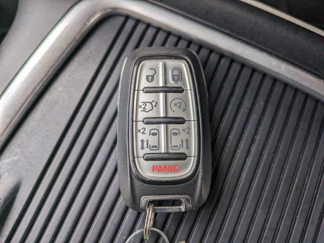 Used 2023 Chrysler Pacifica Touring-L FWD image 32