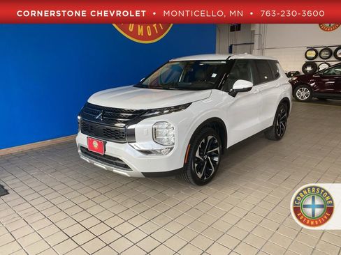 Used 2024 Mitsubishi Outlander SE image 1