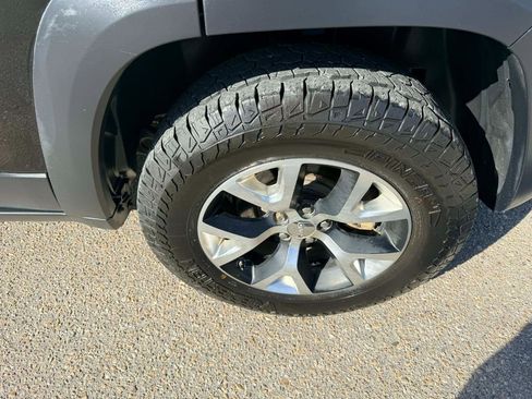 Used 2017 Jeep Cherokee Trailhawk w/ Cold Weather Group image 9