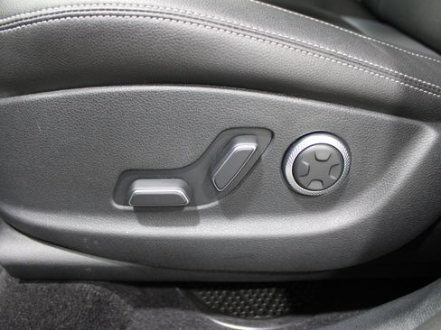 Used 2024 Genesis GV70 2.5T w/ Select Package image 4