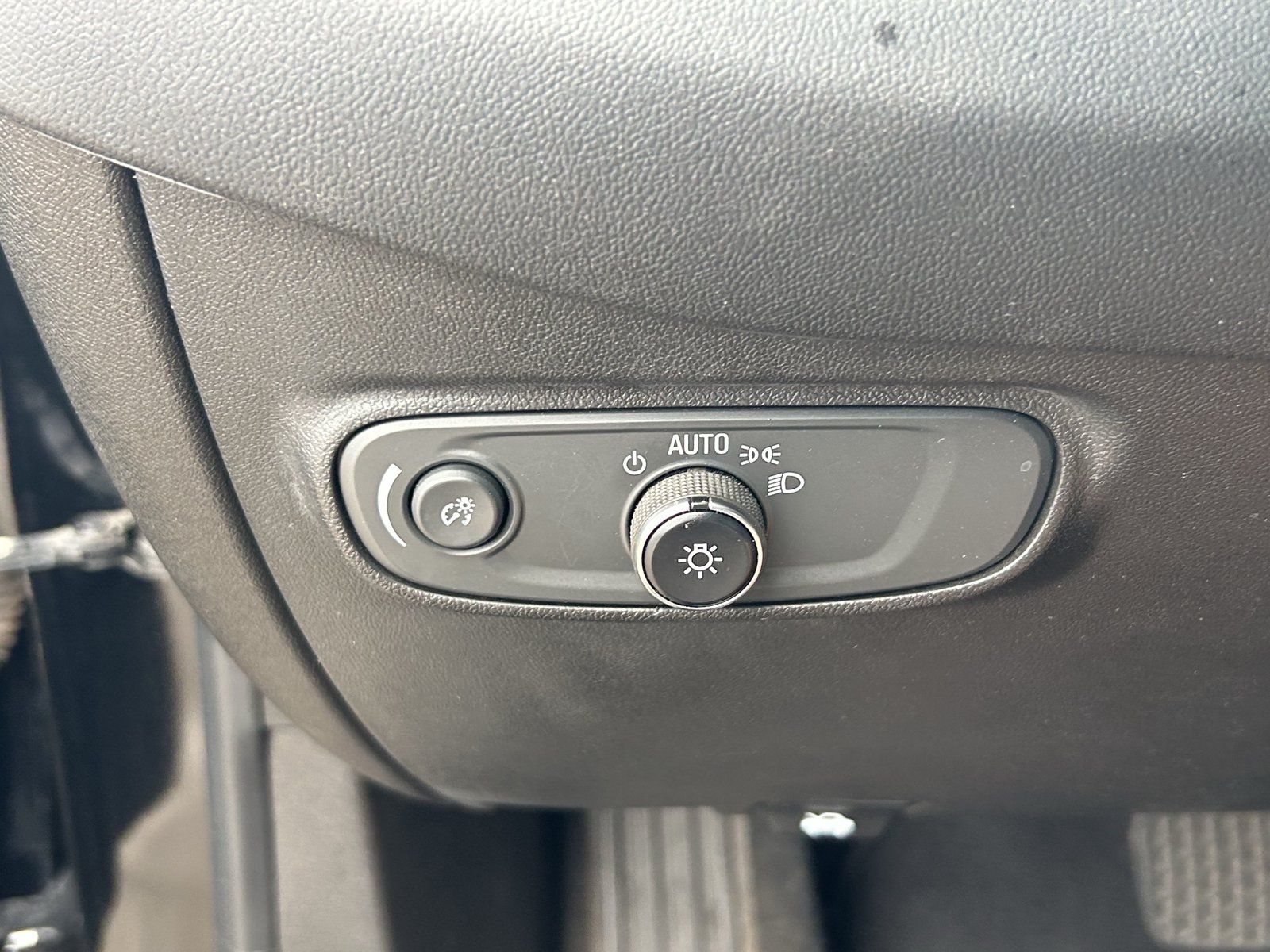 Used 2022 Chevrolet Equinox LS FWD image 32
