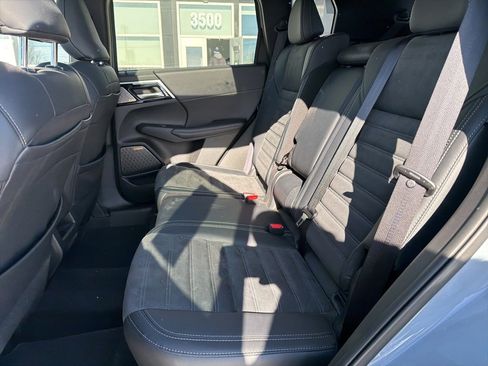 Used 2025 Mitsubishi Outlander SEL image 9