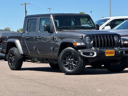 Used 2023 Jeep Gladiator Sport AWD/4WD image 2