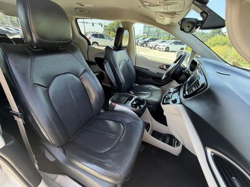 Used 2019 Chrysler Pacifica Touring-L FWD image 14