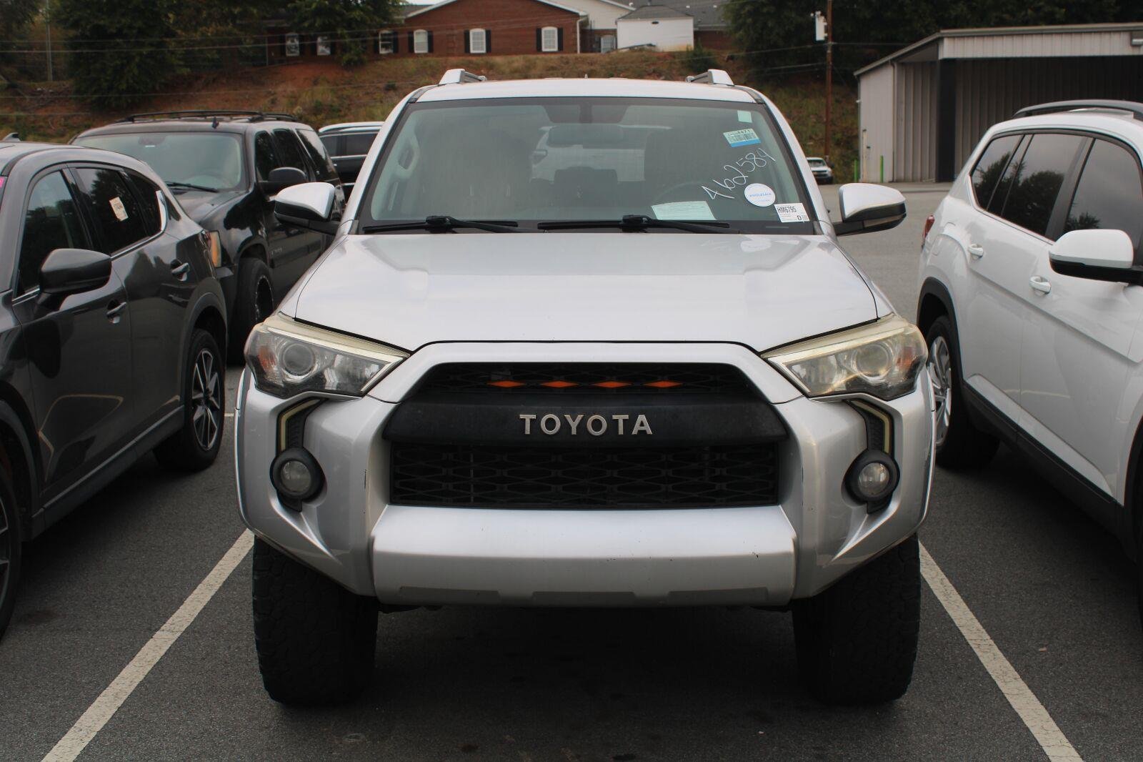 Used 2017 Toyota 4Runner SR5 AWD/4WD image 2