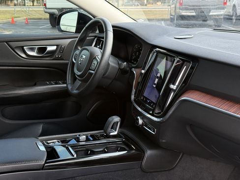 Used 2022 Volvo S60 T8 R-Design Expression image 14