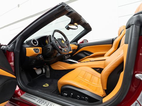 Used 2015 Ferrari California T image 8