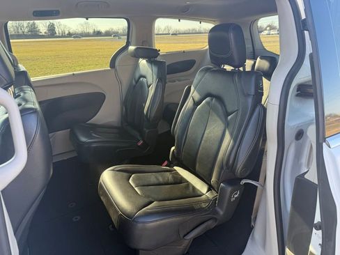 Used 2022 Chrysler Pacifica Touring-L image 12