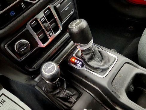 Used 2024 Jeep Wrangler Unlimited w/ Convenience Group AWD/4WD image 15