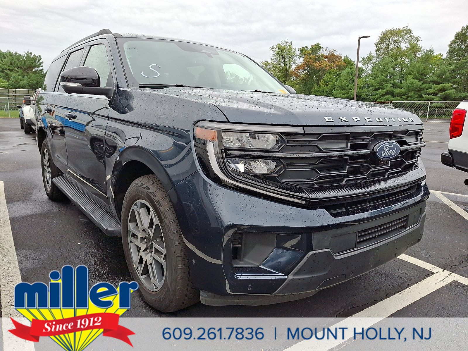 Certified 2025 Ford Expedition Active AWD/4WD image 1