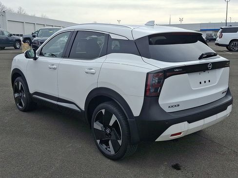 Certified 2025 Nissan Kicks SR image 4