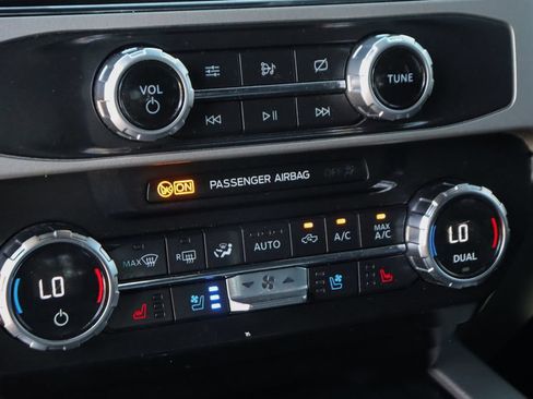 Used 2022 Ford F250 Lariat w/ Black Appearance Package AWD/4WD image 35
