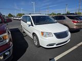 Used 2016 Chrysler Town & Country Touring image 2