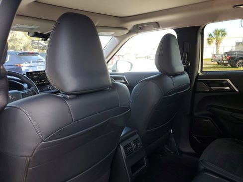Used 2025 Mitsubishi Outlander SE image 11