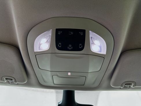 Used 2023 Chrysler Voyager LX image 17