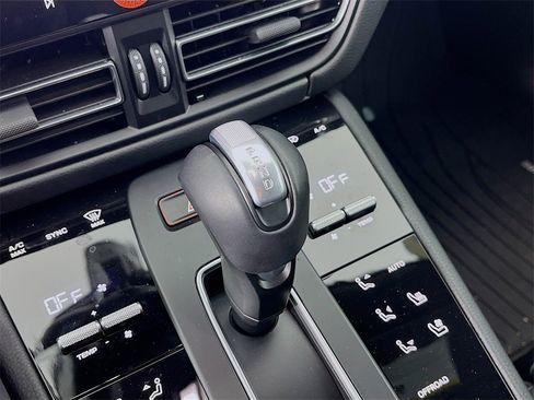 Certified 2025 Porsche Macan image 17