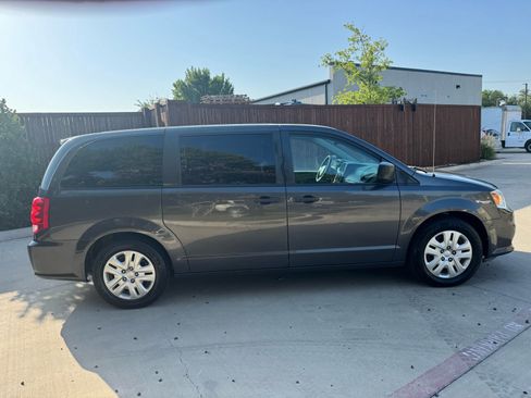 Used 2019 Dodge Grand Caravan SE w/ UConnect Hands-Free Group FWD image 2