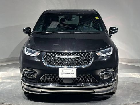 Used 2025 Chrysler Pacifica Select FWD image 3