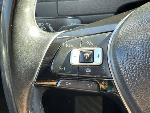 Used 2019 Volkswagen Golf SE image 18