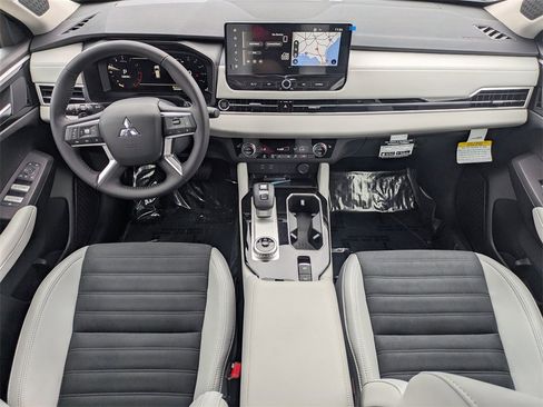 New 2025 Mitsubishi Outlander SE image 16