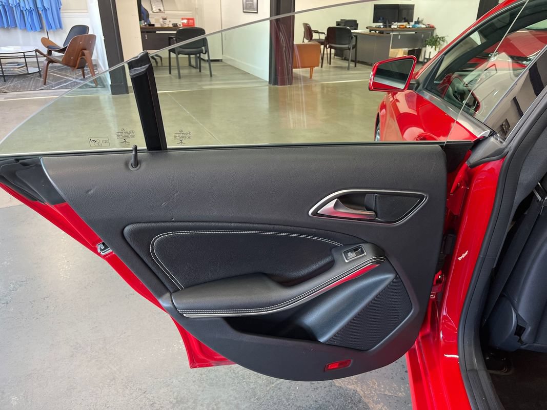 Used 2014 Mercedes-Benz CLA 250 image 41