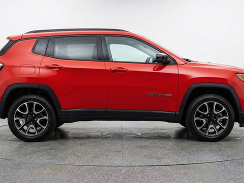 Used 2025 Jeep Compass Trailhawk image 11