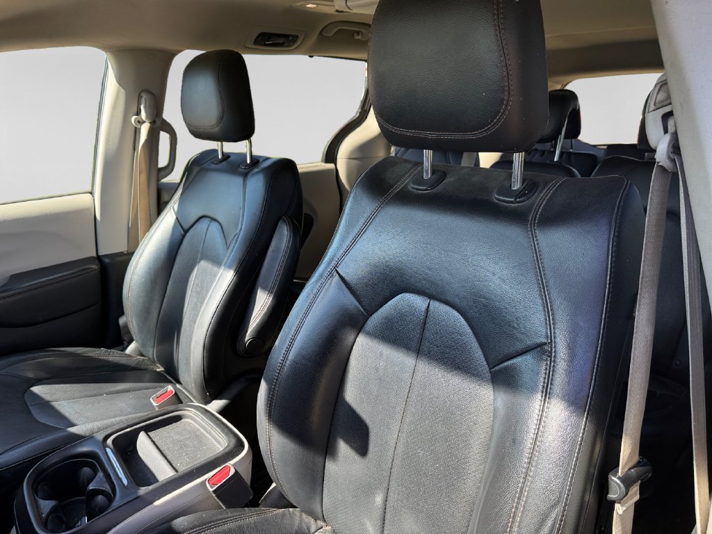 Used 2018 Chrysler Pacifica Touring-L FWD image 22