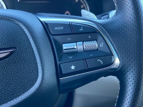 Used 2025 Genesis G70 2.5T image 18