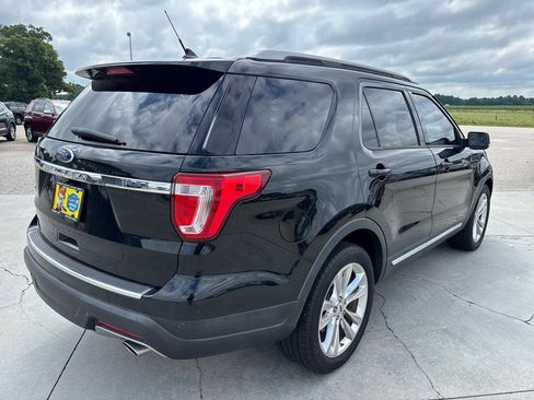 Used 2018 Ford Explorer XLT w/ Equipment Group 202A FWD image 4