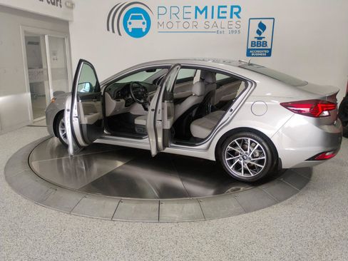 Used 2020 Hyundai Elantra Limited FWD image 28