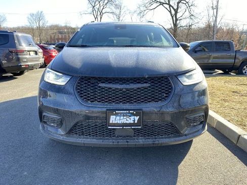 Used 2023 Chrysler Pacifica Touring-L w/ S Appearance Package image 2