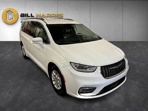 Used 2022 Chrysler Pacifica Touring-L image 9