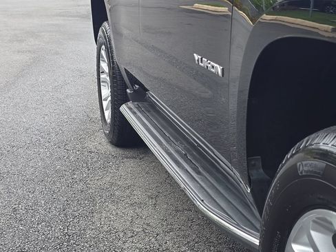 Used 2017 GMC Yukon SLT AWD/4WD image 9
