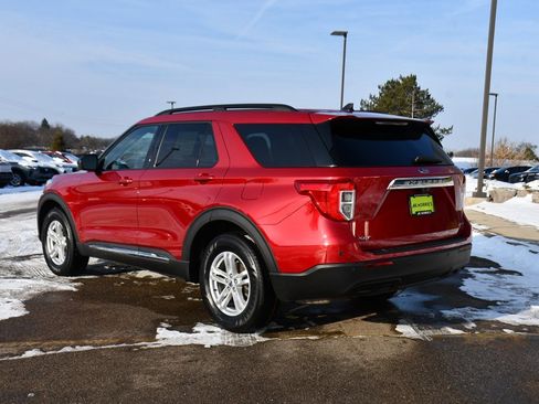 Used 2023 Ford Explorer XLT image 4