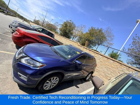 Used 2018 Nissan Rogue SV w/ Premium Package image 2