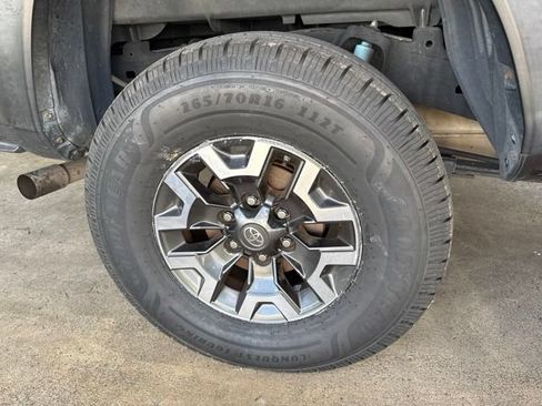 Used 2018 Toyota Tacoma TRD Off-Road AWD/4WD image 10