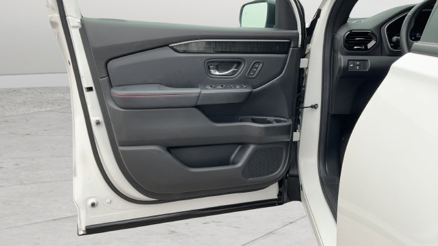 Used 2025 Honda Pilot Black Edition image 19