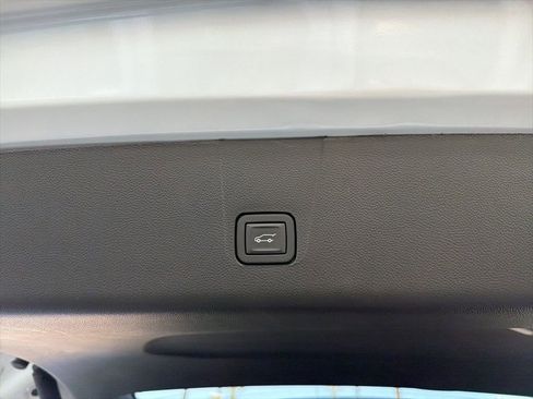 Used 2023 Chevrolet Traverse Premier image 24