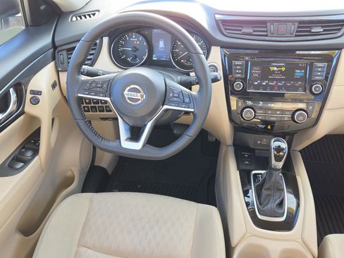 Used 2020 Nissan Rogue SV w/ Premium Package image 12