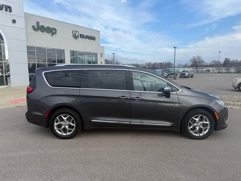 Used 2017 Chrysler Pacifica Limited image 2