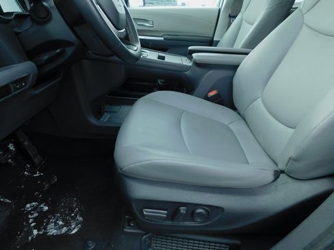 Used 2024 Toyota Sienna XLE image 26