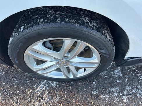 Used 2018 Chevrolet Equinox Premier image 12