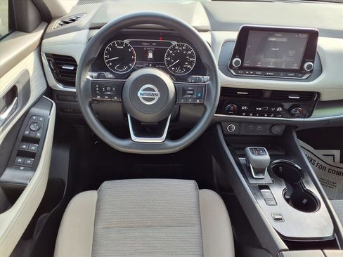 Used 2021 Nissan Rogue SV image 3